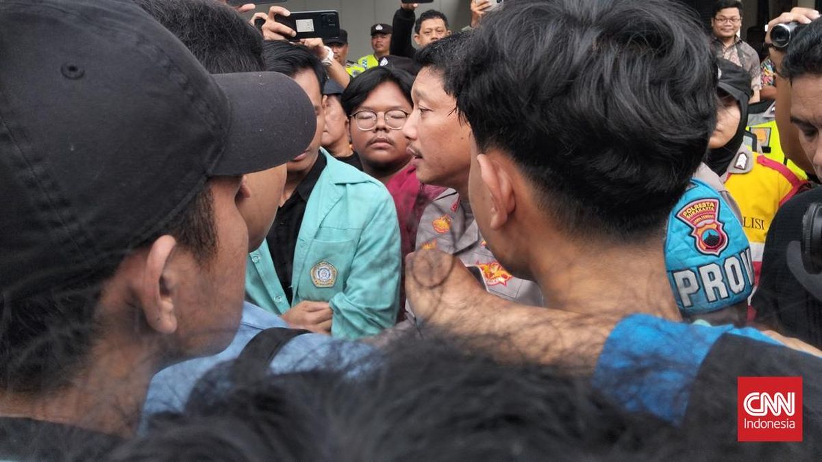 Police Deny Detaining Two Protesters in Solo