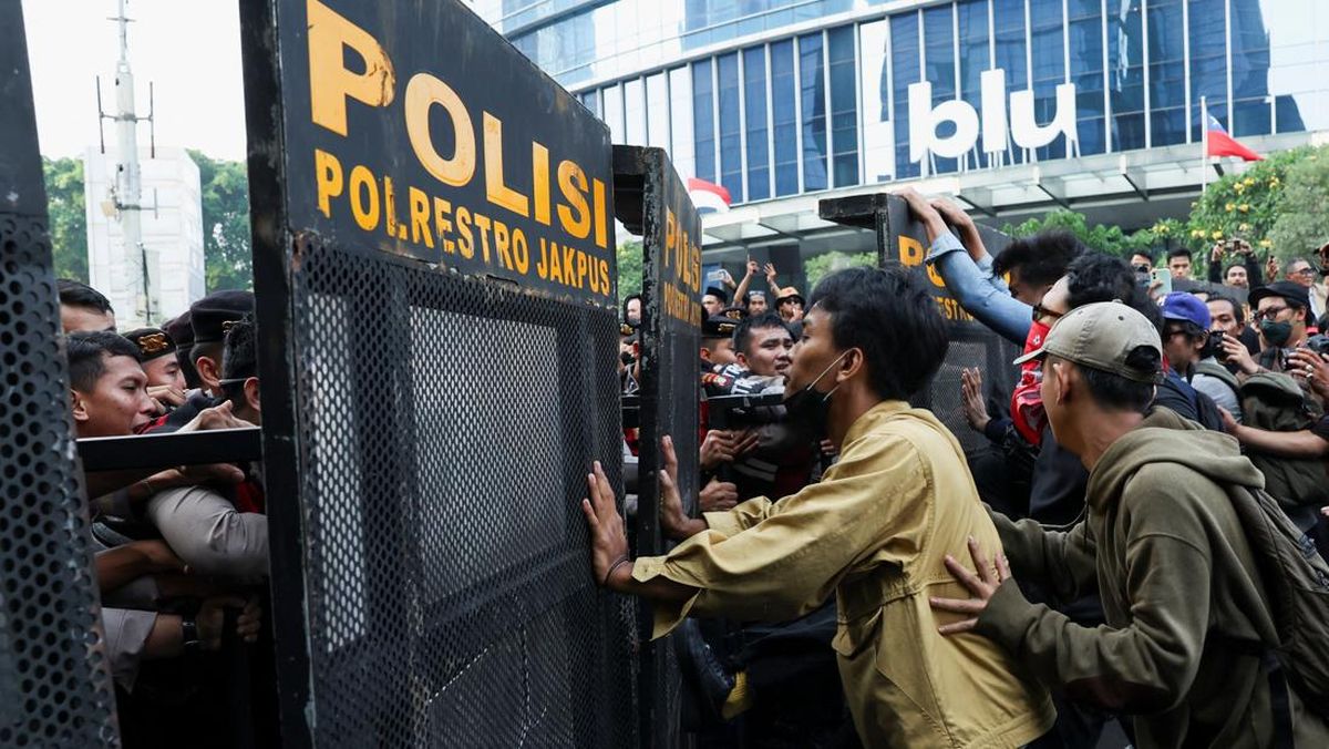 Police Arrest Two Men Carrying Molotov Cocktails at Jakarta Protest