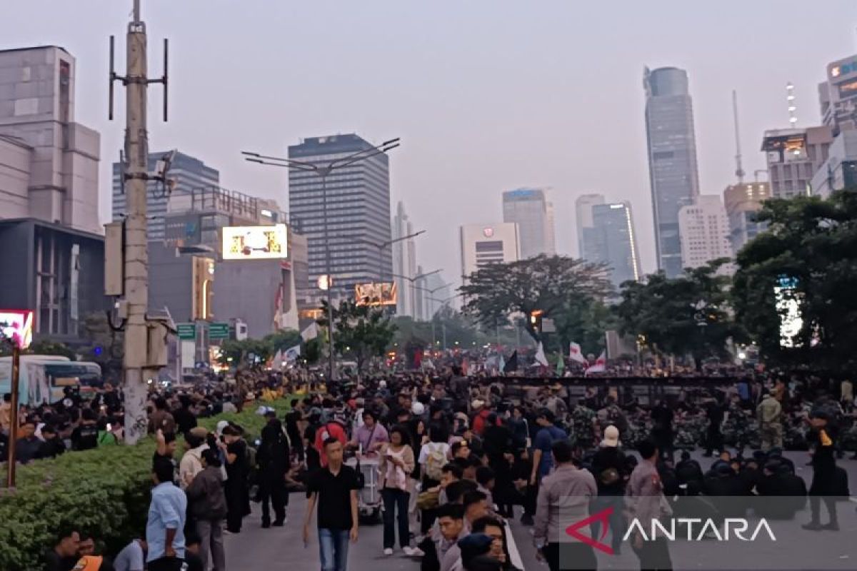 Student Protesters Remain on Jalan MH Thamrin into Friday Evening
