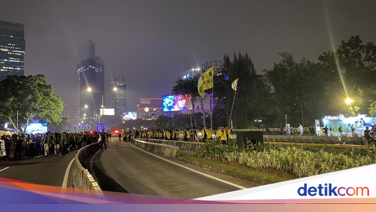 Students at Tosari Disband, Begin Long March to Semanggi