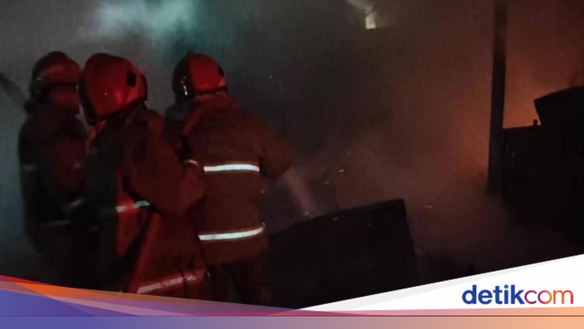 Boarding House in Palmerah Catches Fire, 65 Firefighters Deployed to Scene