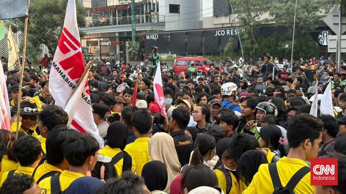 Crowd Near Hotel Indonesia Disperses, Long March Towards Semanggi