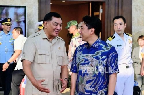 Japan's Defence Minister Arrives in Indonesia, Greeted by Sjafrie in Batik