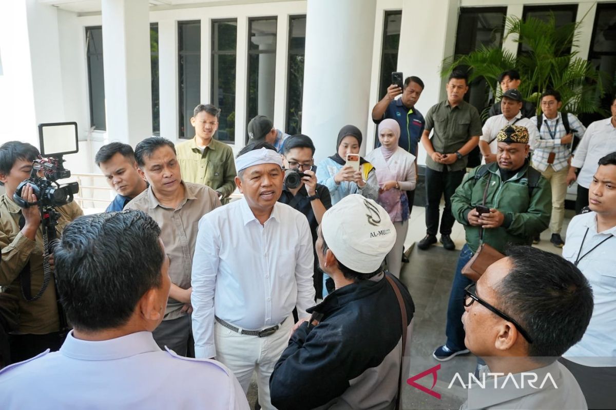 West Java Governor Guarantees Free Private Schooling for the Poor After State School Admission Chaos
