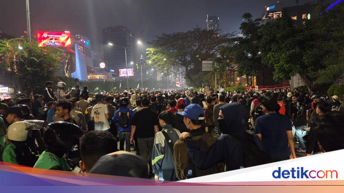Students Disband, but Protesters Remain at Tosari Near Bundaran HI