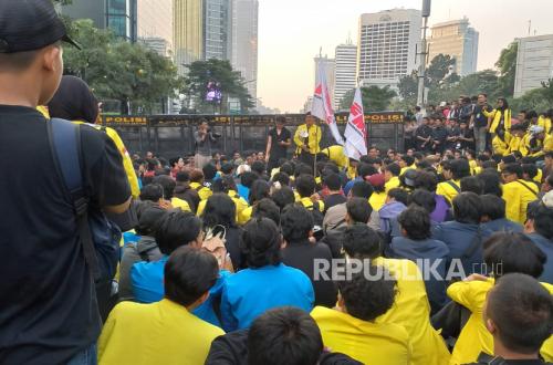 Police Open Blockade, Protesters Withdraw in Orderly Manner