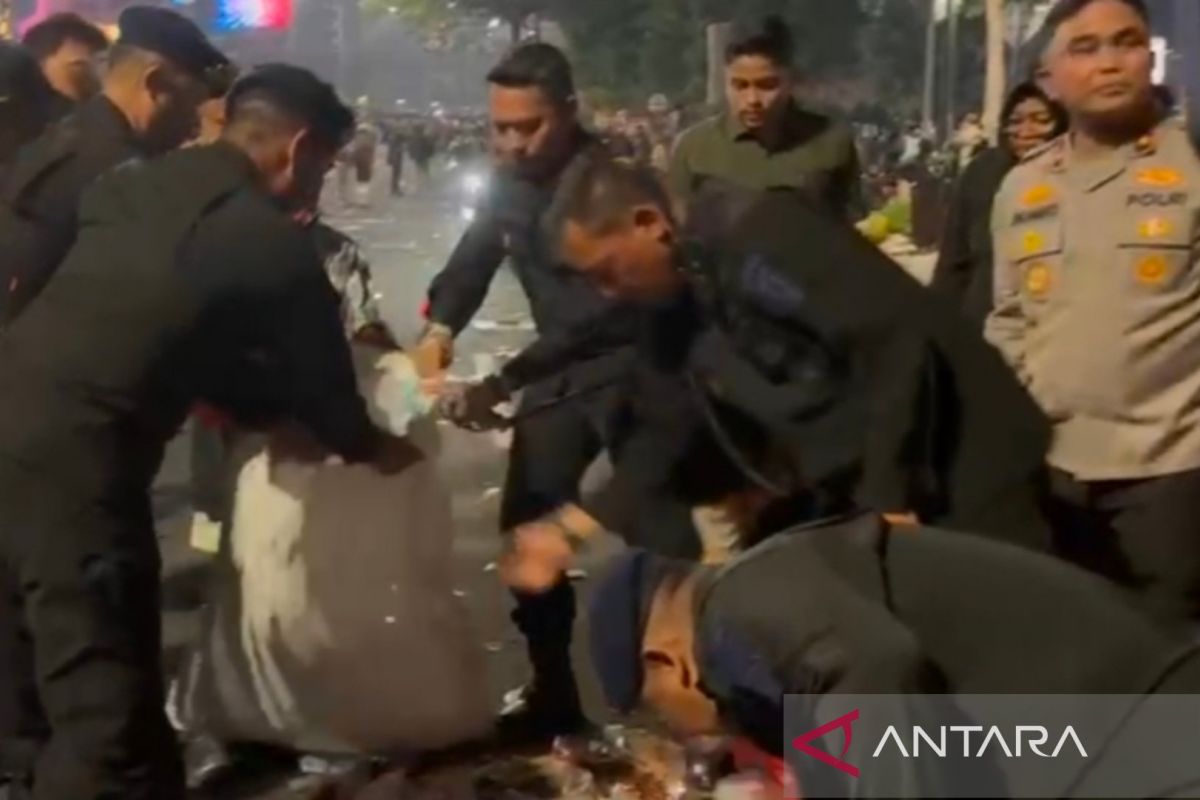 After Overseeing Protest, Metro Deputy Police Chief Cleans Up Thamrin Area