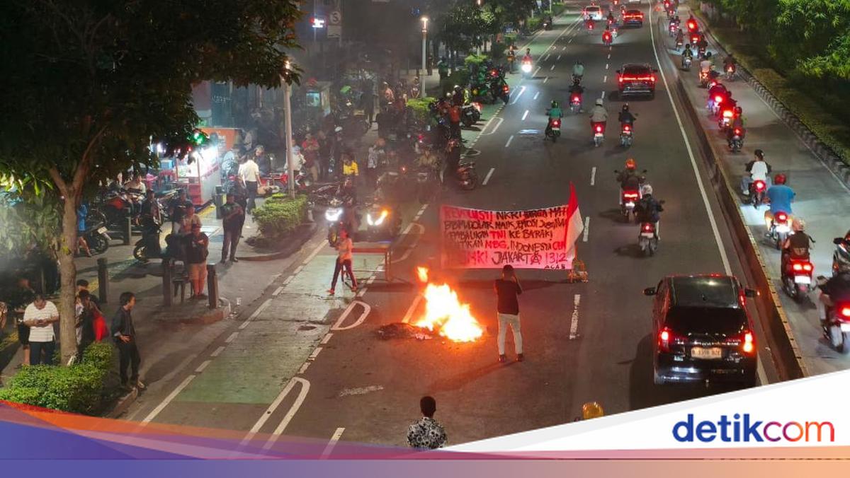 Demonstrators Briefly Burn Rubbish on Salemba Road, Central Jakarta, Situation Now Under Control