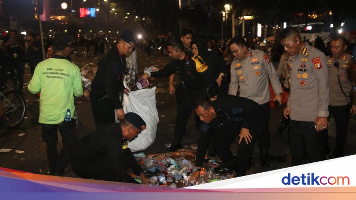 Metro Police Deputy Chief Leads Post-Protest Clean-Up on Thamrin
