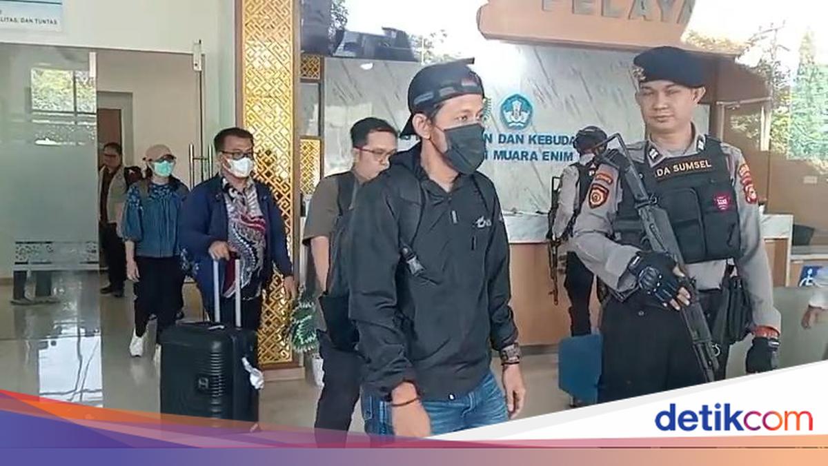 KPK Seizes Two Suitcases After Searching Muara Enim Regent's Office and Official Residence
