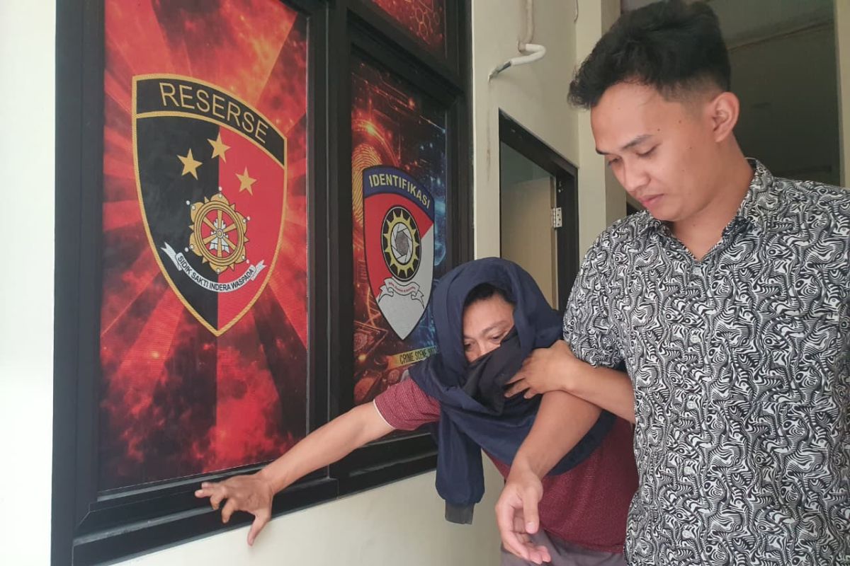 Two Suspected Inter-Provincial Shoplifters Arrested by Tulungagung Police
