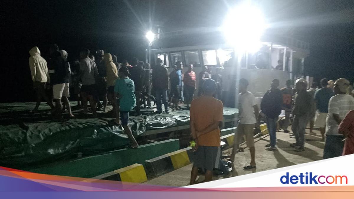 Seven Missing After Speedboat Hit by Waves in Maluku, One Dead