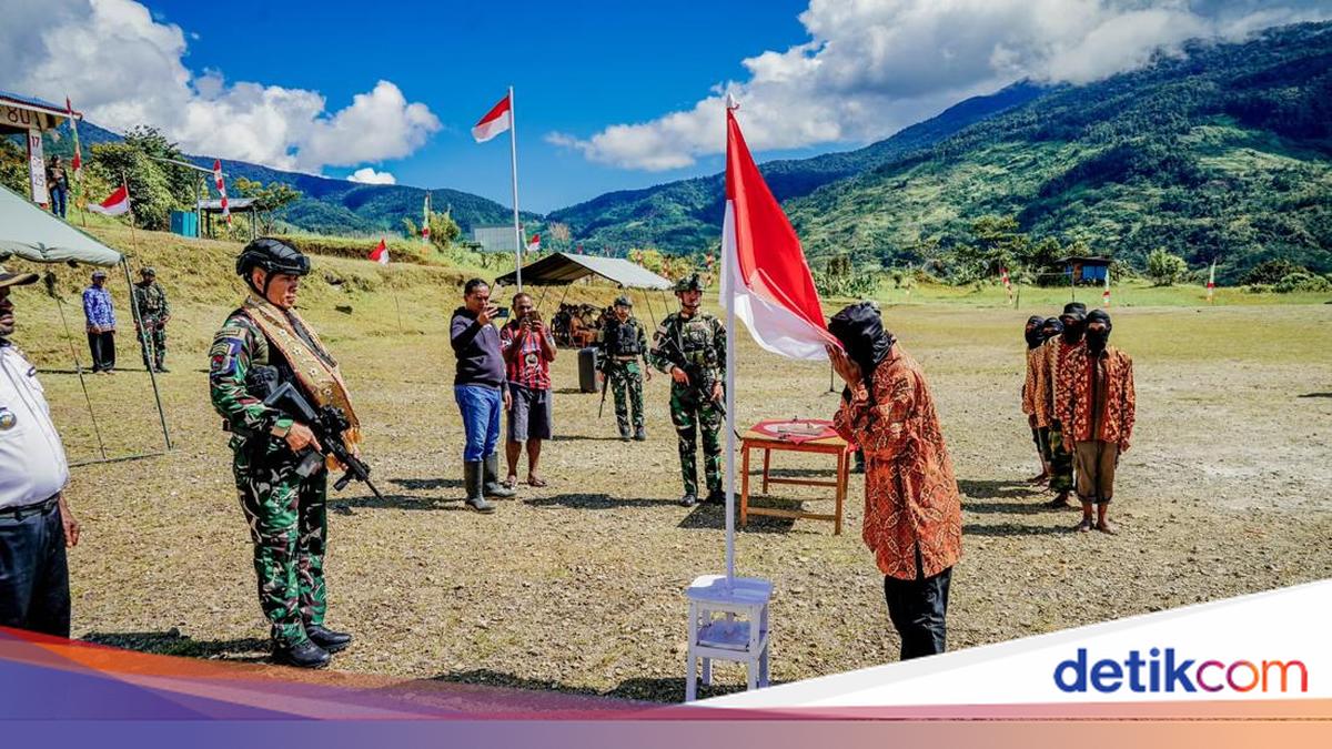Eight OPM Members Pledge Loyalty to Indonesia, Surrender Weapons and Morning Star Flag