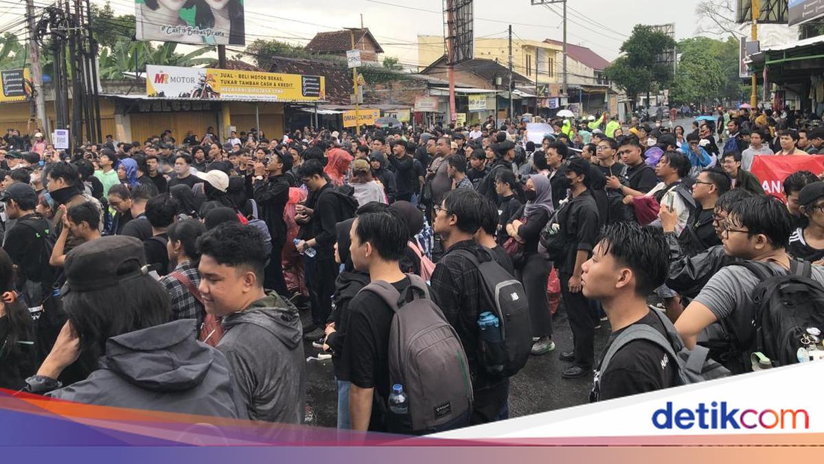 People's Calling Alliance Holds Rally at Gejayan Intersection