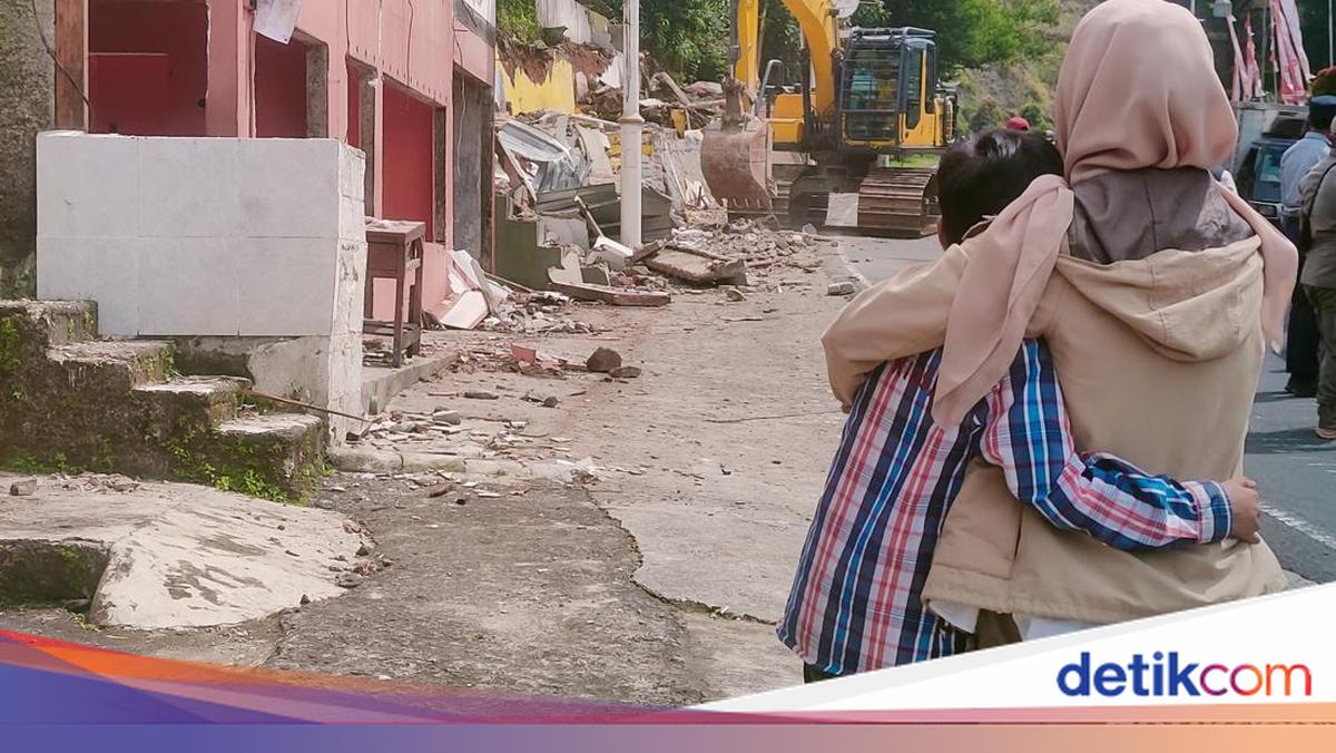 Satpol PP Demolishes Hundreds of Illegal Kiosks Along Cianjur's Puncak Route