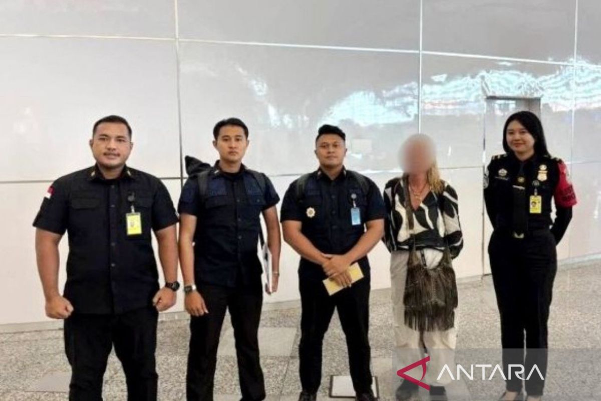 Bima Immigration Deports Australian National for Violating Stay Permit