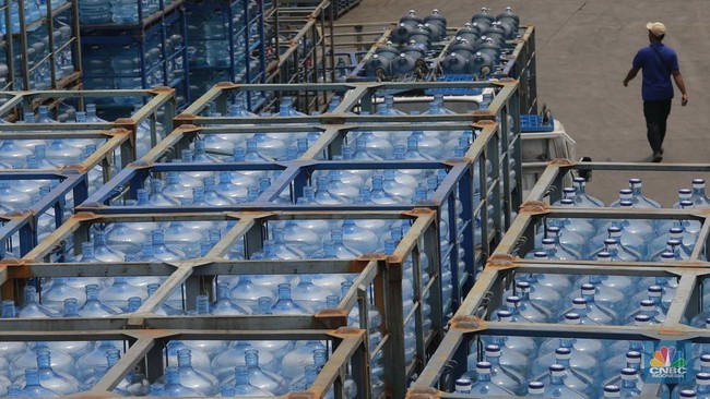 Millions of Indonesia's Middle Class Fall into Poverty, Is Gallon Water to Blame?