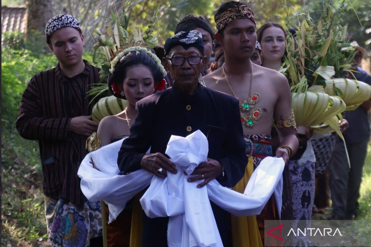 Preserving Tradition: Mount Kelud Slope Residents Hold 'Coffee Wedding' at Plantation