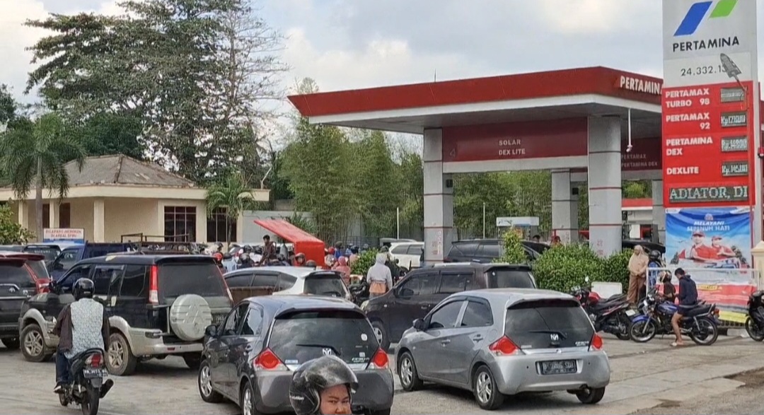 Pertamax Price Hike Causes Pertalite Queues to Snake at Sungailiat Petrol Stations