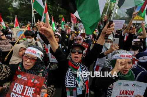 Calls for a Free Palestine Echo in Front of the US Embassy in Jakarta