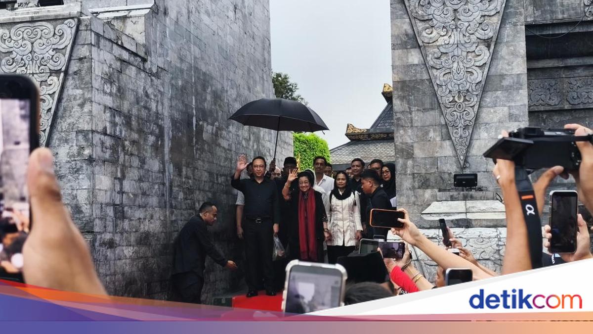 Said Abdullah Conveys Megawati's Prayer During Pilgrimage at Bung Karno's Tomb