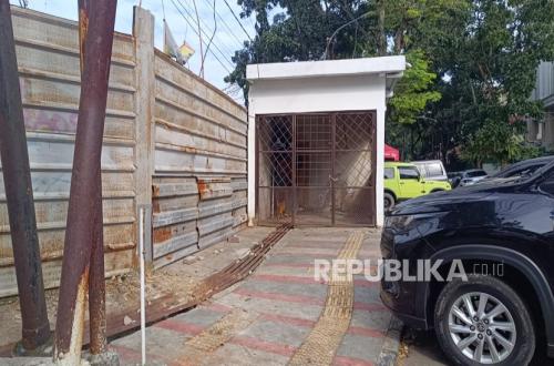 Pavement on Jalan Ambon in Bandung Turned into a Car Garage