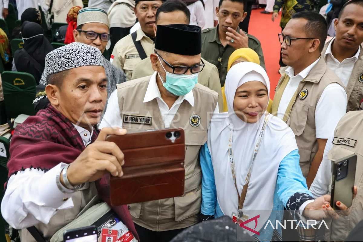 Minister of Hajj and Umrah Welcomes Return of Hajj Pilgrims Flight 17 in Makassar