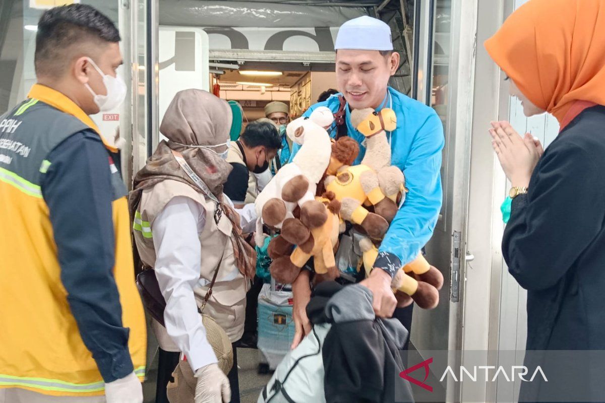 Hajj pilgrims from Group 08 combining South and Central Kalimantan arrive home