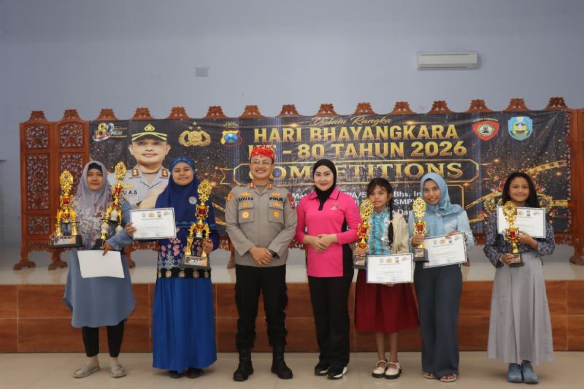 Situbondo Police and SMAN 2 Hold English Competition Featuring Native Speaker from Bristol