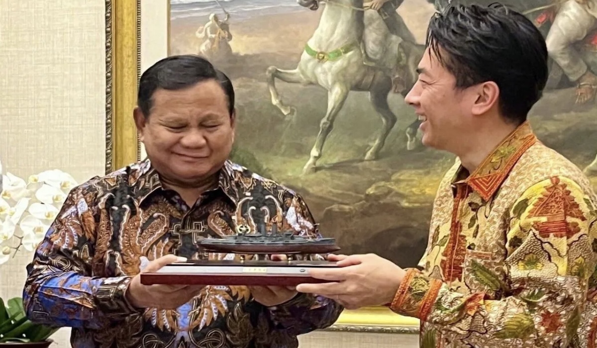 Prabowo Receives Miniature of Warship Mikasa from Japanese Defence Minister