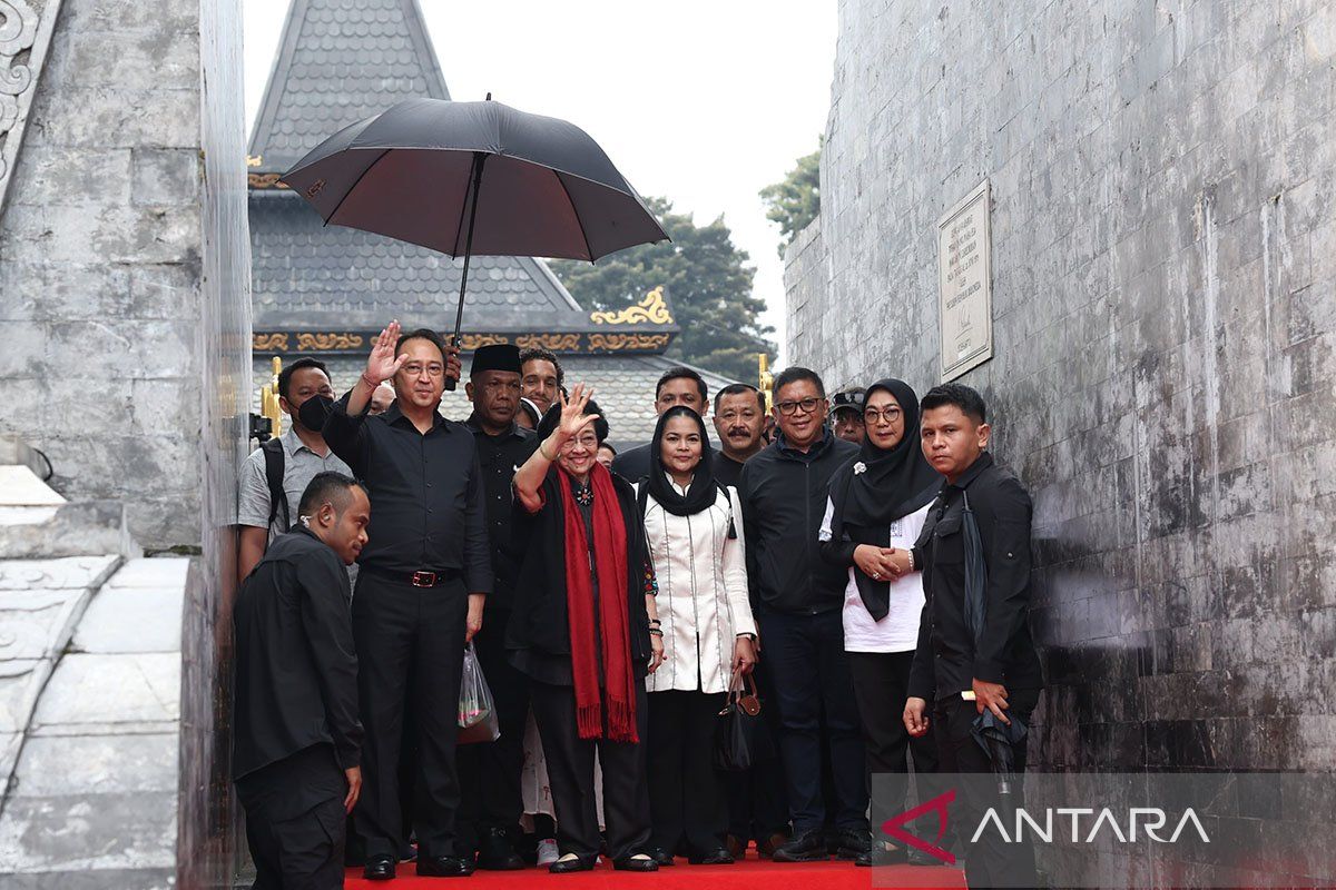 Megawati pays respects at Bung Karno's grave in Blitar