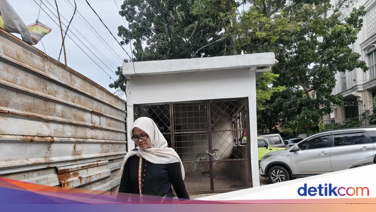 Illegal Car Garage Built on Pavement in Bandung Demolished by Satpol PP