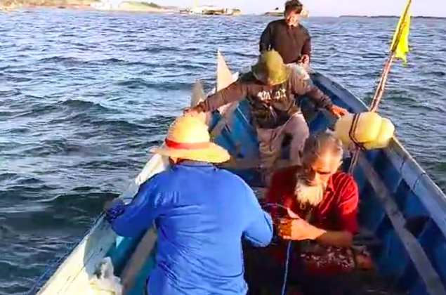 Jenebora Fishermen in PPU Face Ongoing Pressure from Industrial Vessel Activity in Balikpapan Bay