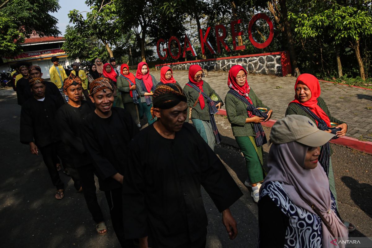 Tradition of Collecting Water from Seven Springs in Semarang