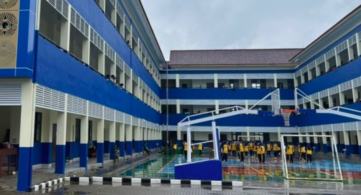 1,364 Students at Depok State Junior High School 3 Study on Floor Without Desks and Chairs for Months