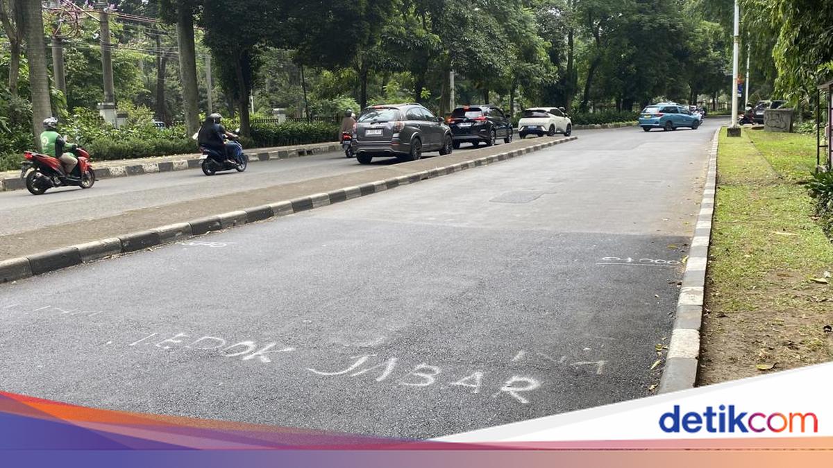 Behind the Lenteng Agung Road Repair, a Boundary Marker is Written