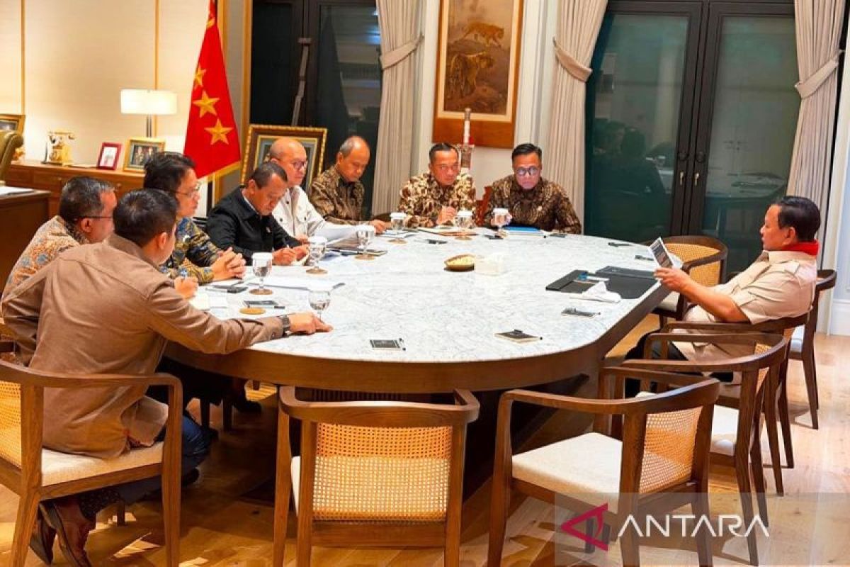 President Prabowo instructs Rosan to publicly present Indonesia's investment progress