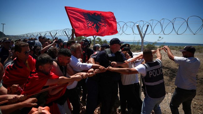 Protesters Storm Jared Kushner-Backed Resort Project in Albania, Tear Down Razor Wire Fence