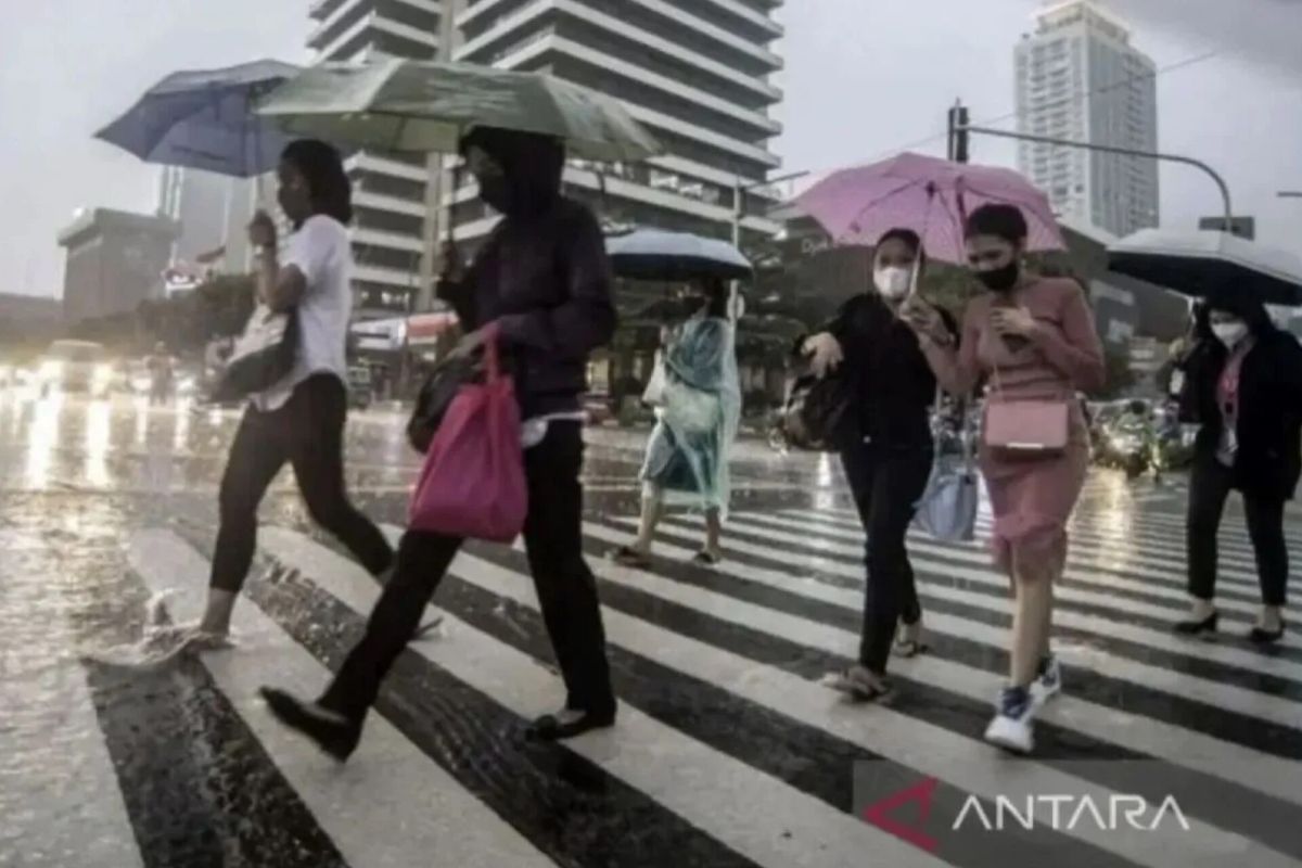 BMKG Forecasts Light Rain Across Most of Indonesia on Monday