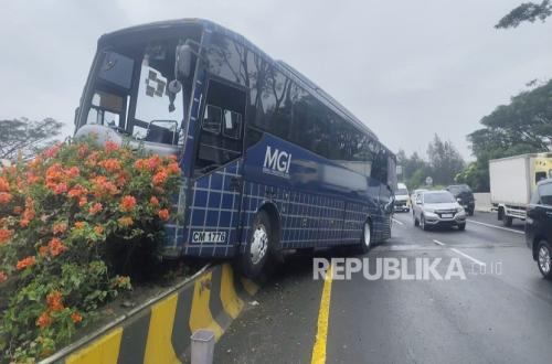 MGI Bus Driver Swerves into Cipularang Toll Barrier to Avoid Multi-Vehicle Pile-Up