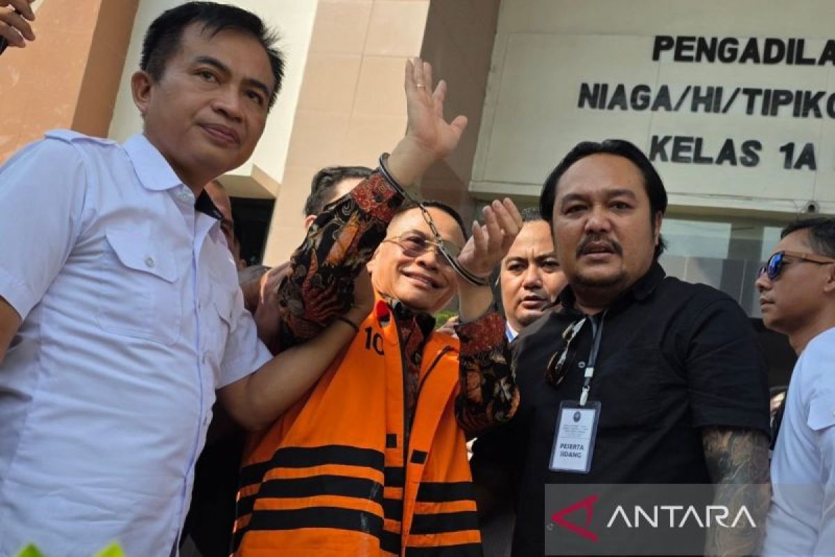 Hundreds of police secure Pati Regent's trial at corruption court