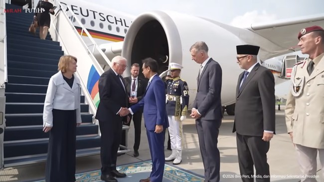 German President Arrives at Halim Perdanakusuma, Welcomed by Health Minister Budi