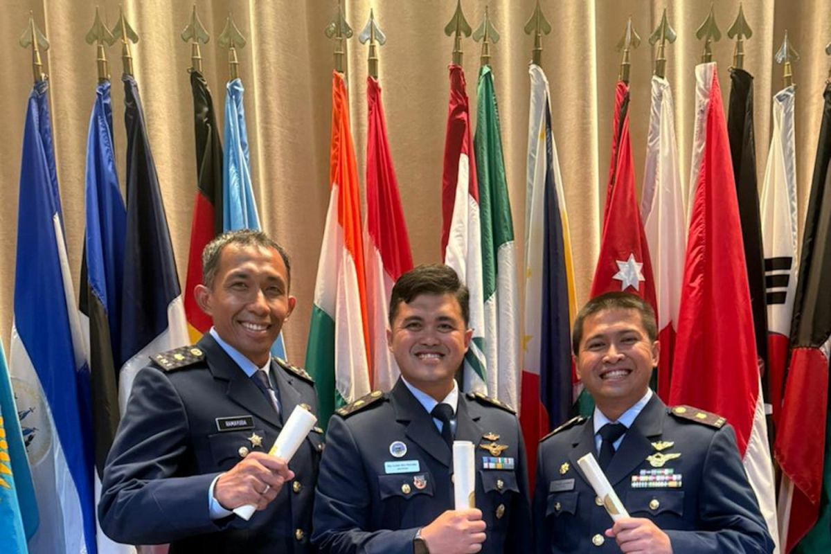 Three Indonesian Air Force Officers Complete Military Education in the US