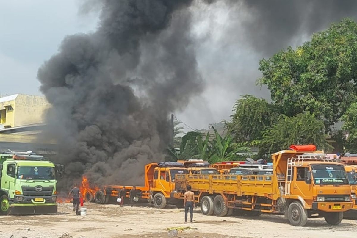 West Jakarta Fire Department Extinguishes Truck Fire in Kalideres