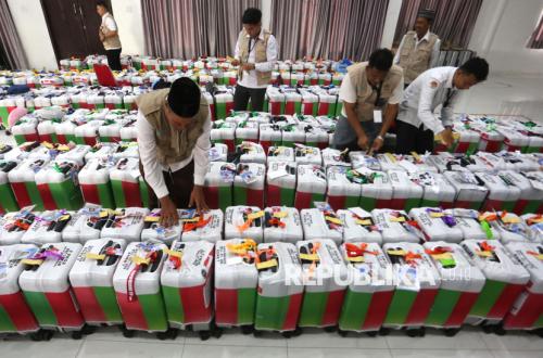 Second Wave of Indonesian Pilgrims' Luggage Weigh-In Begins, 32 Kg Limit Enforced