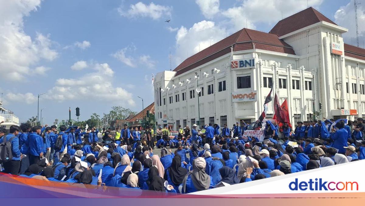 UII Students Rally at Yogyakarta's Titik Nol, Highlighting Economic Woes