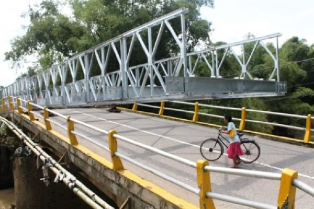 BNPB: TNI and Residents Install Emergency Bridge to Restore Access in Temanggung