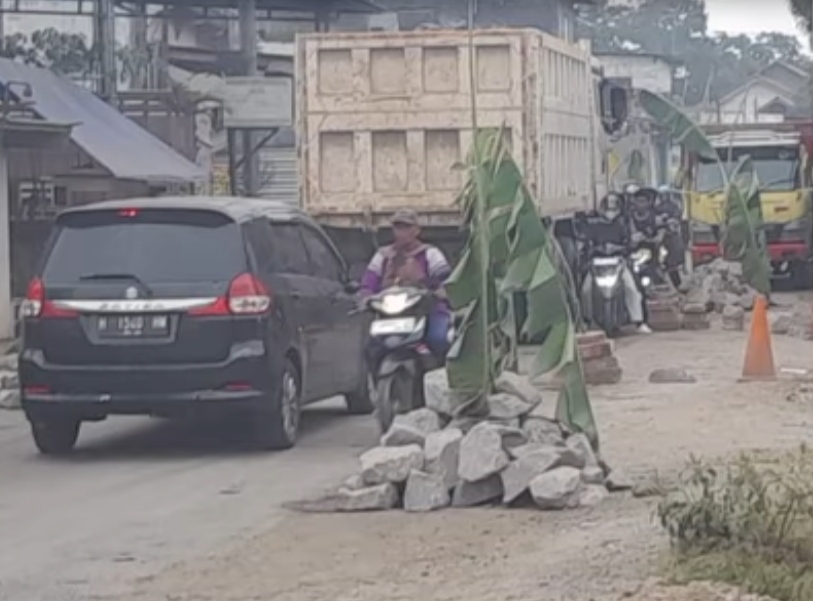 Residents Protest Damaged Road, Semarang Regency Government Admits Budget Constraints