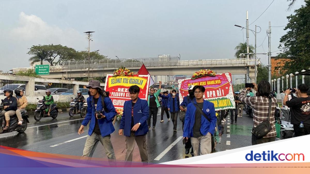Student Protesters Bring Funeral Wreaths to DPR Building Demonstration