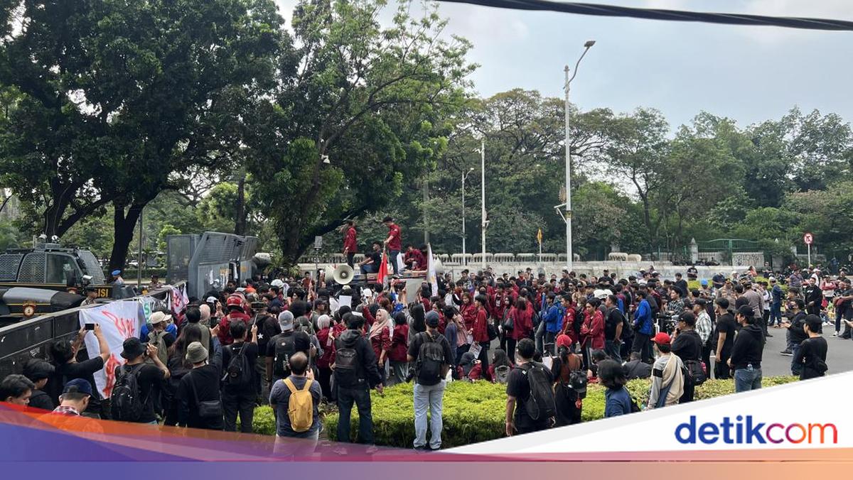 Long March from Tugu Tani, Student Masses Arrive Before Horse Statue Junction